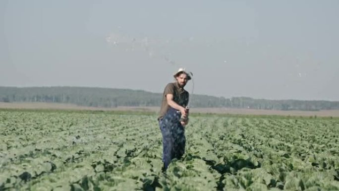 农民在摄像机前用水龙带浇水