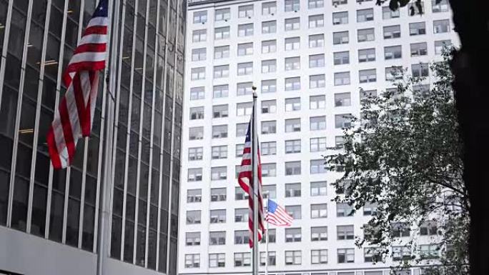 从玻璃上近距离观看摩天大楼的办公室。美国国旗在纽约的风中飘扬
