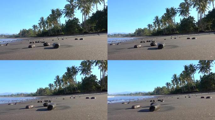 Dop: 热带岛华丽波光粼粼的沙滩上的湿黑色火山岩