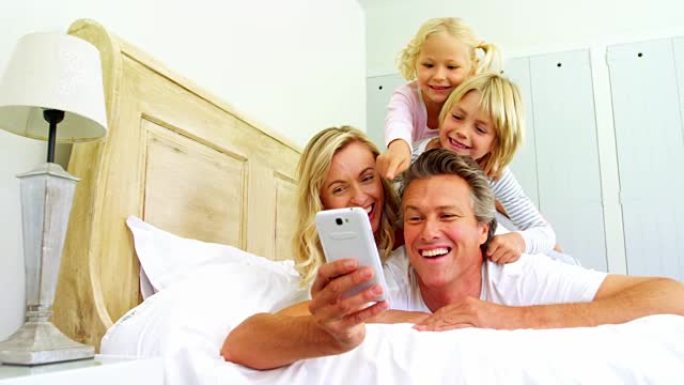 幸福家庭在卧室里用手机自拍4k