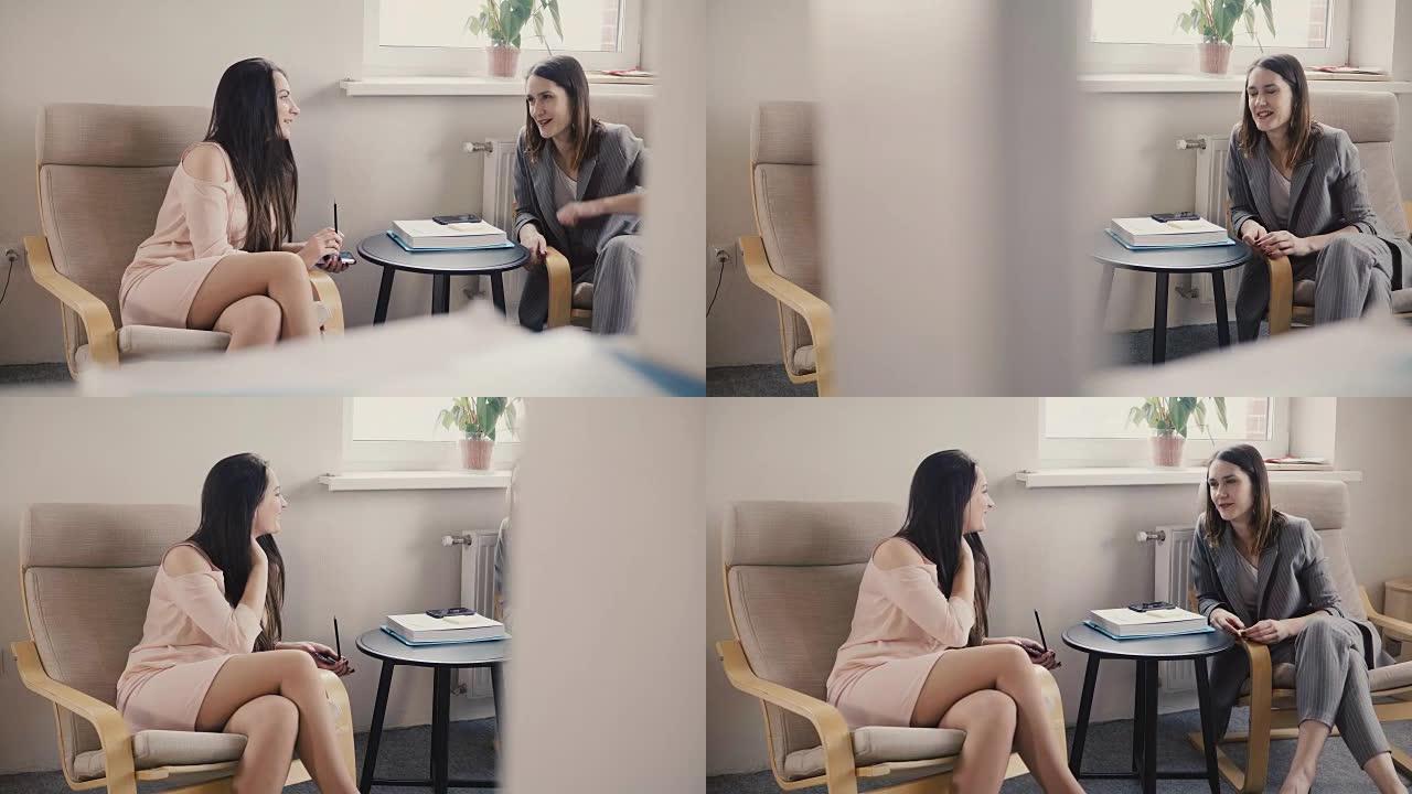两个漂亮的欧洲女人坐着非正式地交谈。办公室职位面试。商务教练培训课程4K