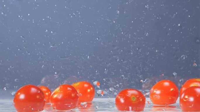 西红柿被放入一个透明的容器中，底部有水