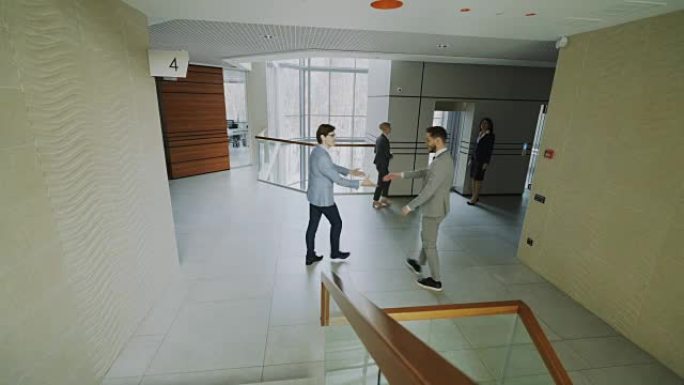 商人和商人同事在室内现代办公中心散步和见面