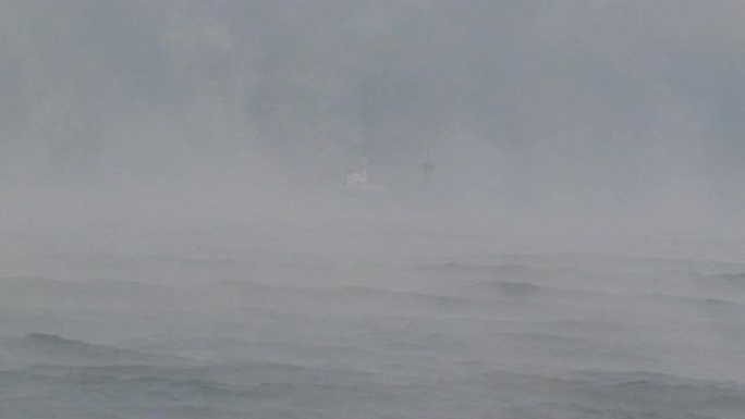 浓雾中的渔船
