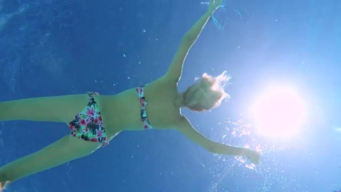 水下特写: 迷人的女人漂浮在清澈的海洋中