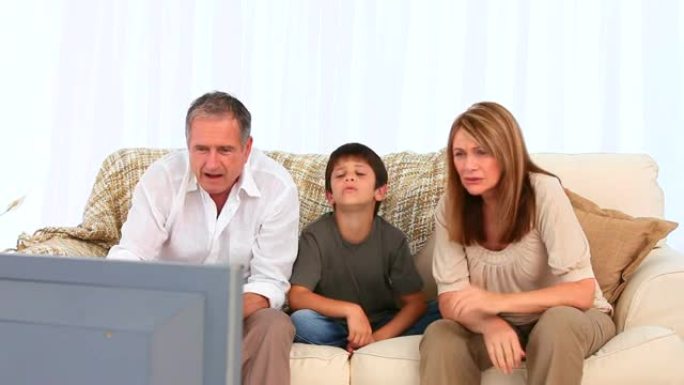 家庭在电视上观看比赛