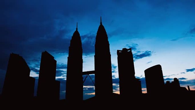 马来西亚日落时吉隆坡城市景观剪影的延时