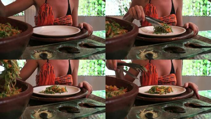 女人给自己端沙拉蔬菜沙拉视频素材