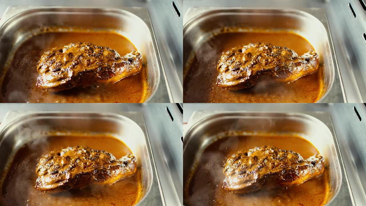 餐厅厨房用肉汁煮沸的猪肉旋转热肉菜