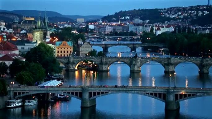 捷克共和国布拉格黄昏伏尔塔瓦州的空中桥梁