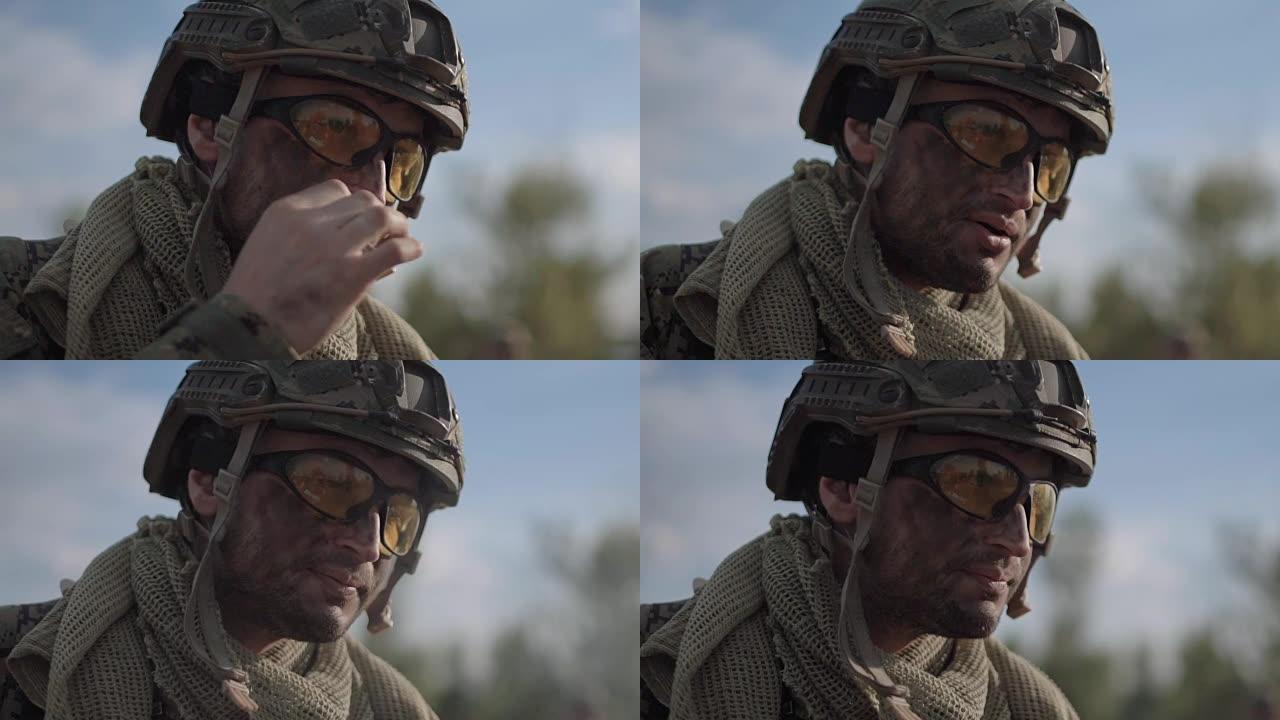 一个士兵在其他士兵对面抽烟