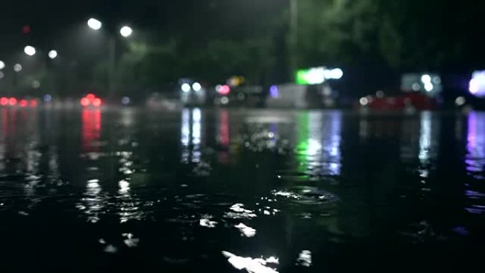 雨中的城市街道