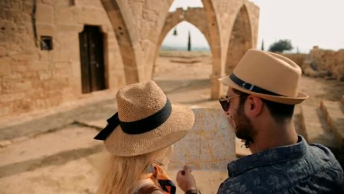 游客在地中海的暑假中查看地图