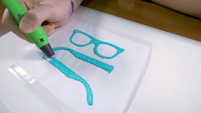 4K.男性手，带3D笔打印眼镜。现代技术工艺。