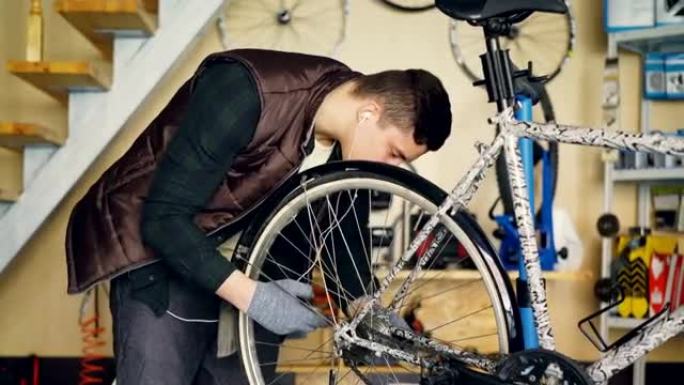 经验丰富的维修人员在工作场所维修车辆时正在组装自行车调节后轮。专业仪器、备件和设备可见。
