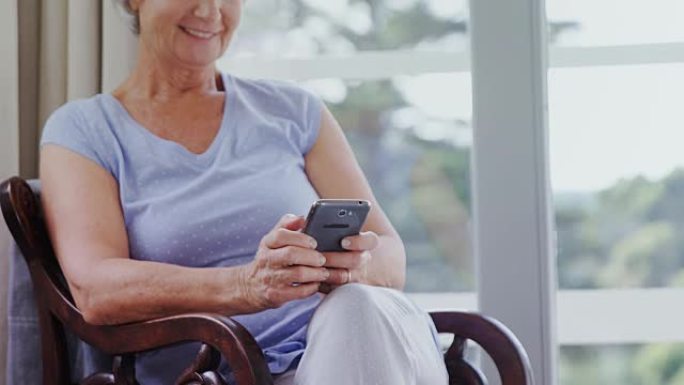 快乐的老年女性使用手机4k