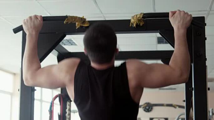 男性健美运动员在健身房拉起的特写镜头