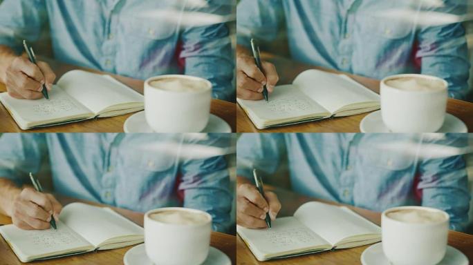 男人在咖啡店写作