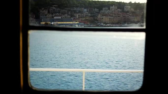 透过船的窗户可以看到城市。