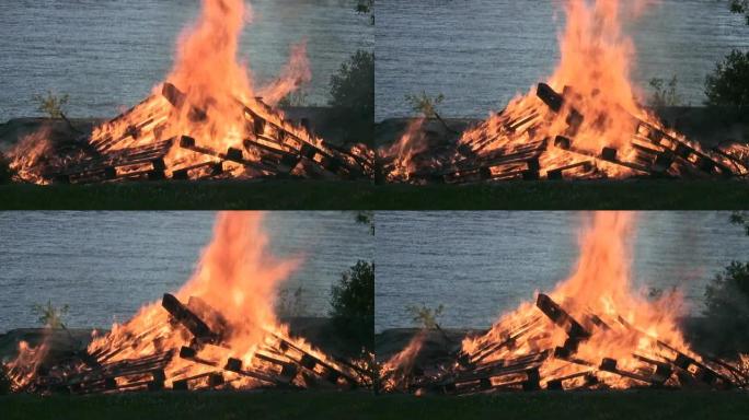 海滩上的篝火，燃烧火势大火