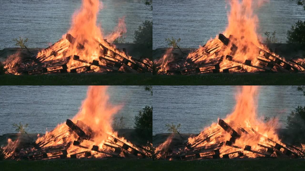 海滩上的篝火，燃烧火势大火