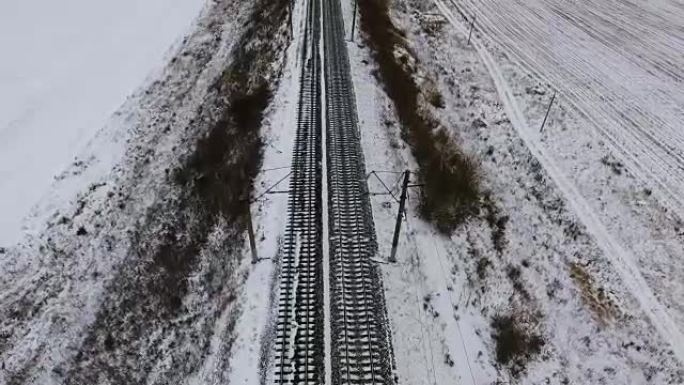 航拍镜头-冬天空铁路。从上方观看