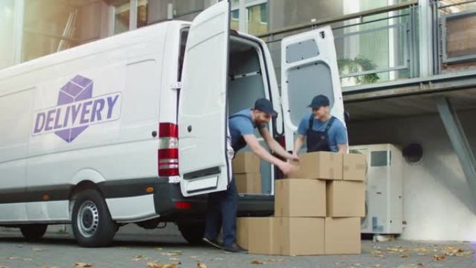 在一个现代化的城市中，两个微笑的搬运工正在用纸板箱装载货车。
