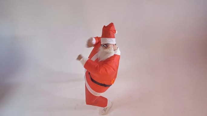 圣诞老人艺术家希望观众参加派对舞蹈。