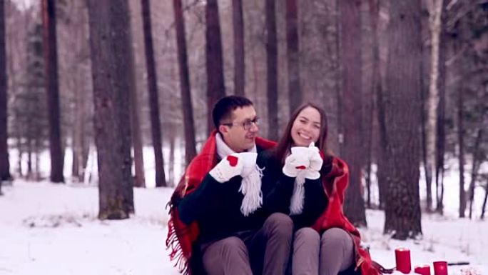 年轻的恋人，夫妇在冬季森林里玩得开心