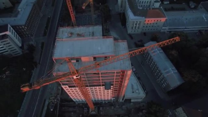 建造过程中摩天大楼的空中自上而下拍摄。背景工作起重机和现代城市。