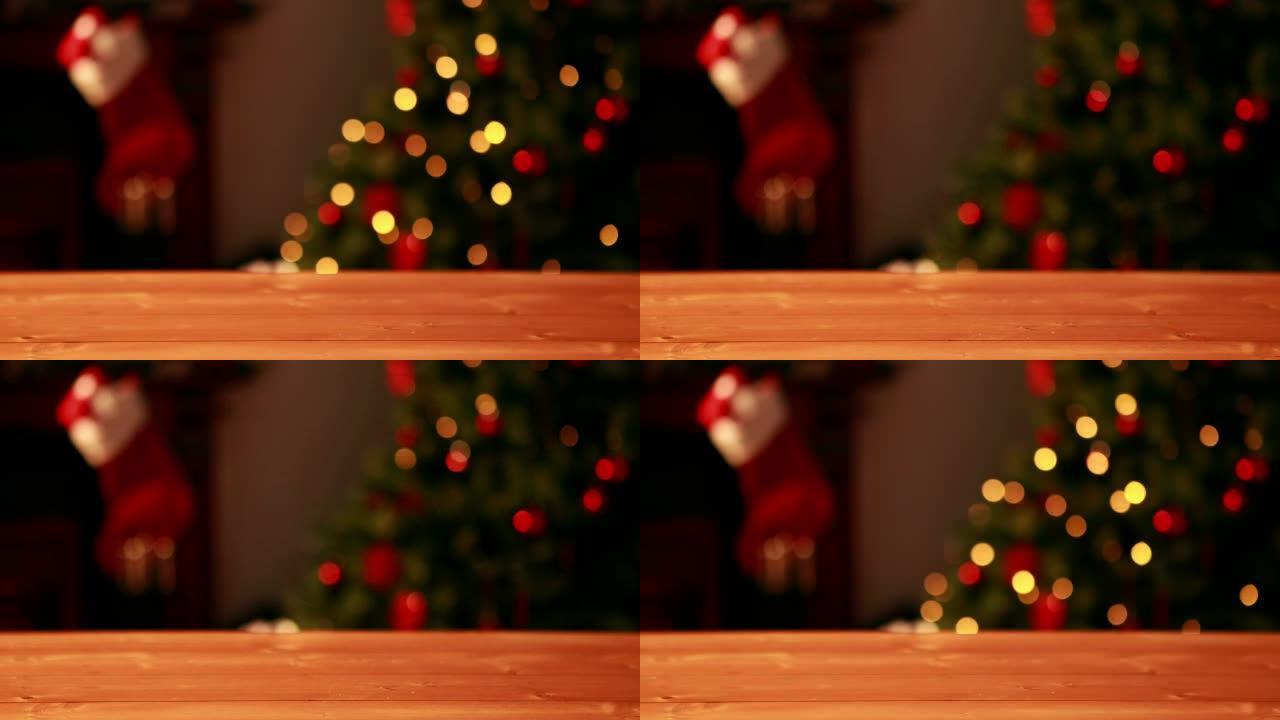 空桌子反对圣诞树上闪烁的灯光