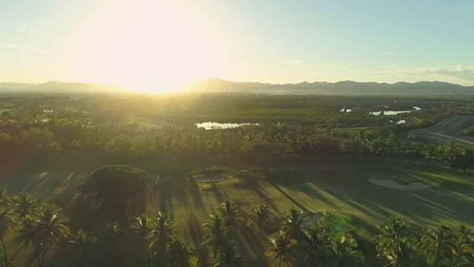 空中，太阳耀斑: 田园诗般的夏日傍晚阳光照耀着豪华高尔夫球场。