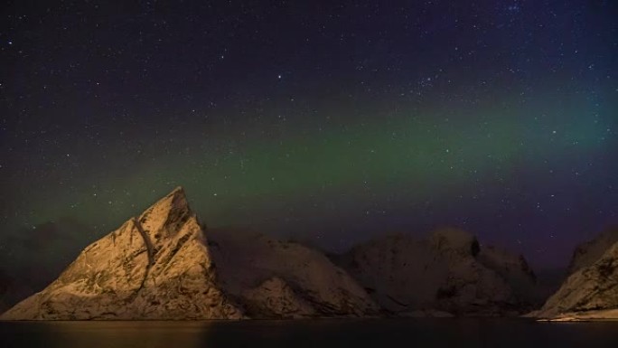 4k剪辑在挪威罗弗滕群岛Hamnoy村的夜空上随着云的照射而消失的北极光