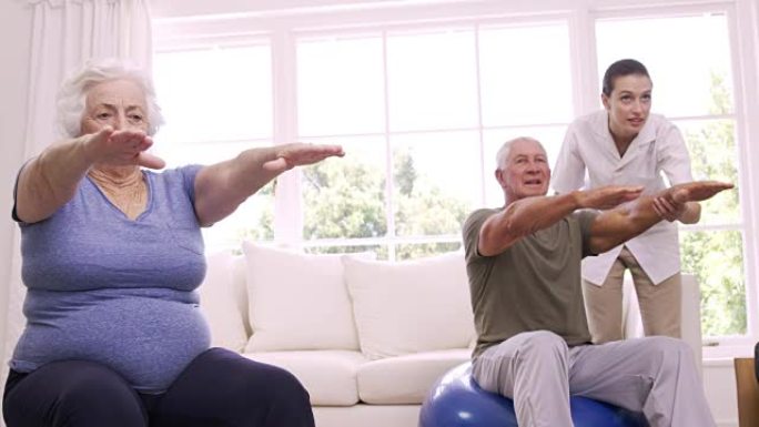 微笑的护士帮助老年夫妇锻炼