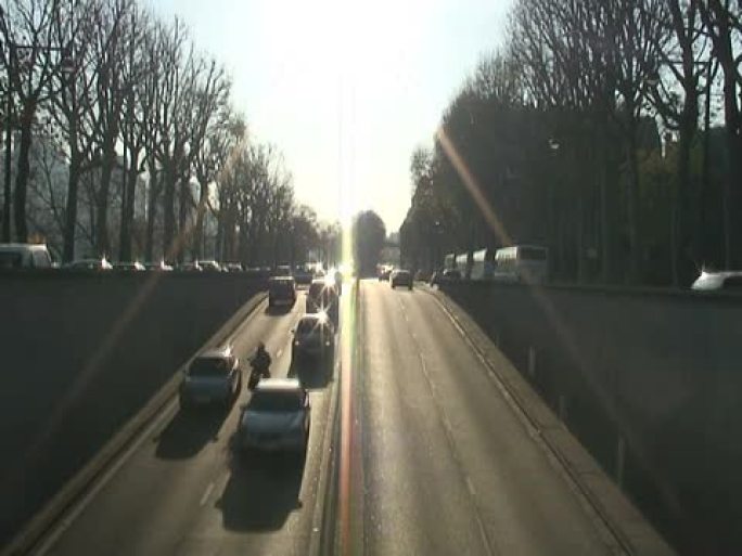 巴黎：塞纳河畔交通进入隧道