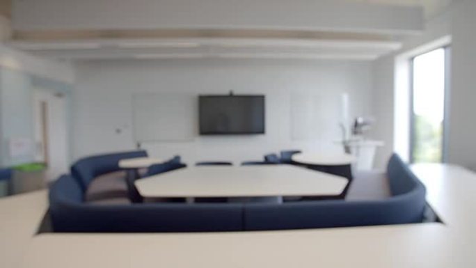 现代大学校园大楼内的会议室