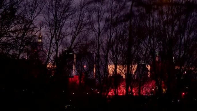 大城市的暴乱。夜景和红色烟雾