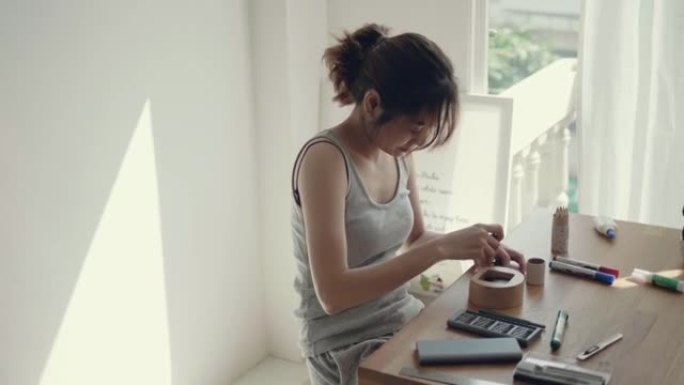 年轻的亚洲妇女为自己动手修理时钟