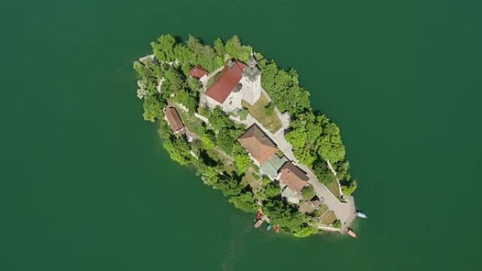 空中: 在美丽的布莱德岛上飞行，湖中有小教堂