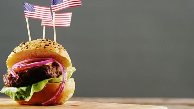 用美国国旗装饰的汉堡