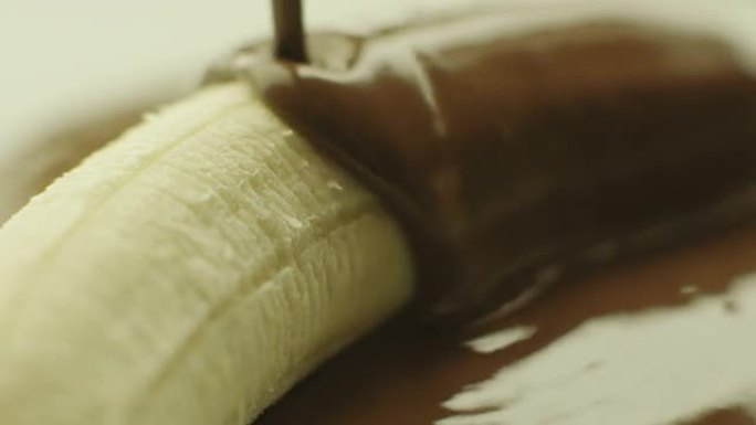 液态巧克力覆盖香蕉