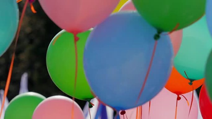 彩色氦气球。