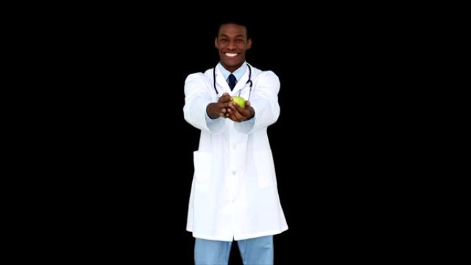 快乐的年轻医生展示相机一个苹果