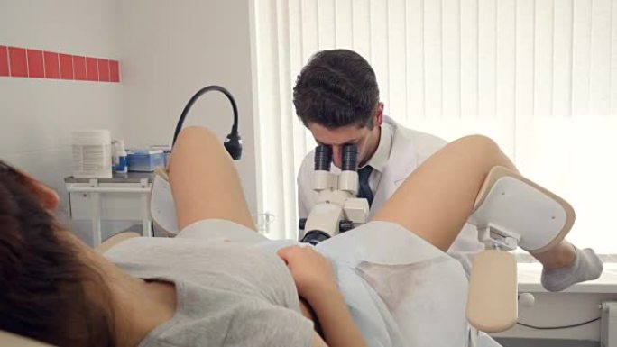 一个女孩正在诊所接受妇科医生的检查