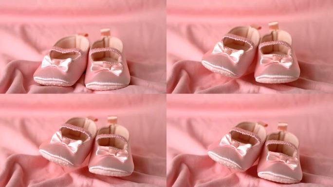 粉色短靴落在粉色毯子上
