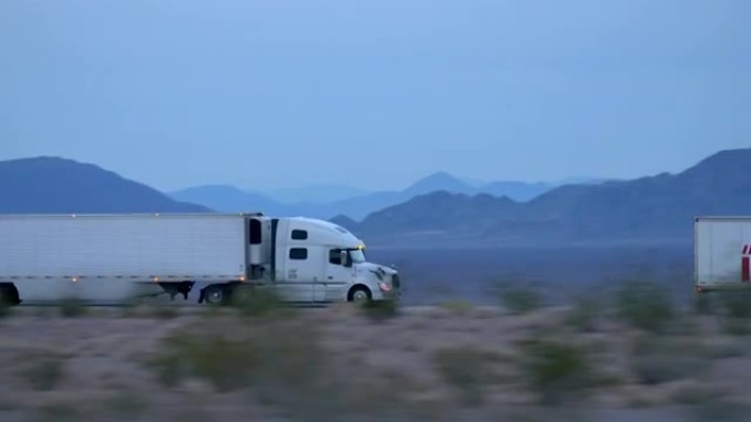 特写: 货运半卡车在繁忙的高速公路上驾驶和运输货物