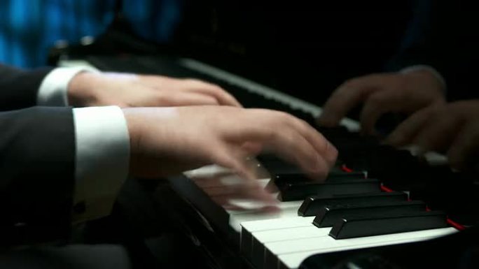 高清: 专业钢琴家弹钢琴