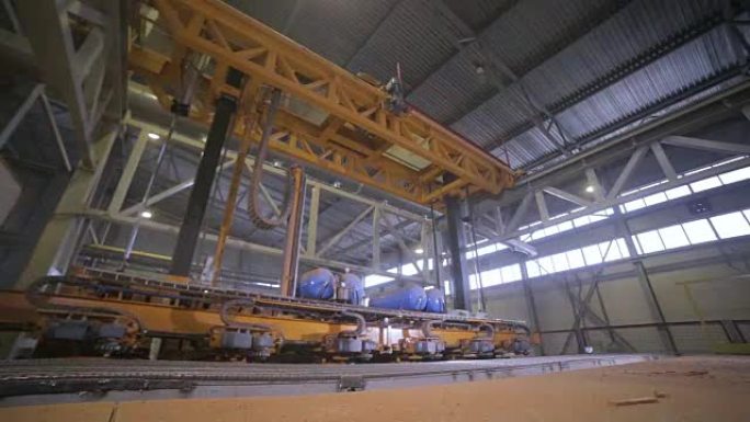 工业机器人输送机在工厂工作，组装货物、砖