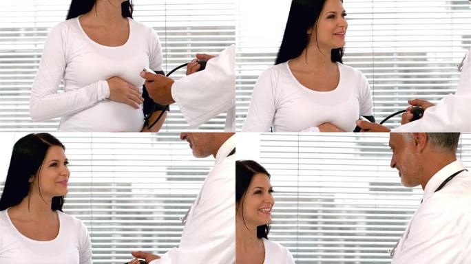 医生检查孕妇的血压