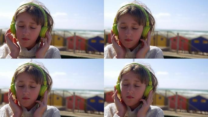 女孩在4k海滩用耳机听音乐
